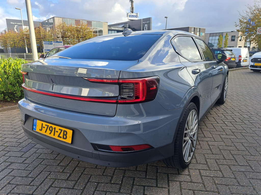 48652748-5.jpg