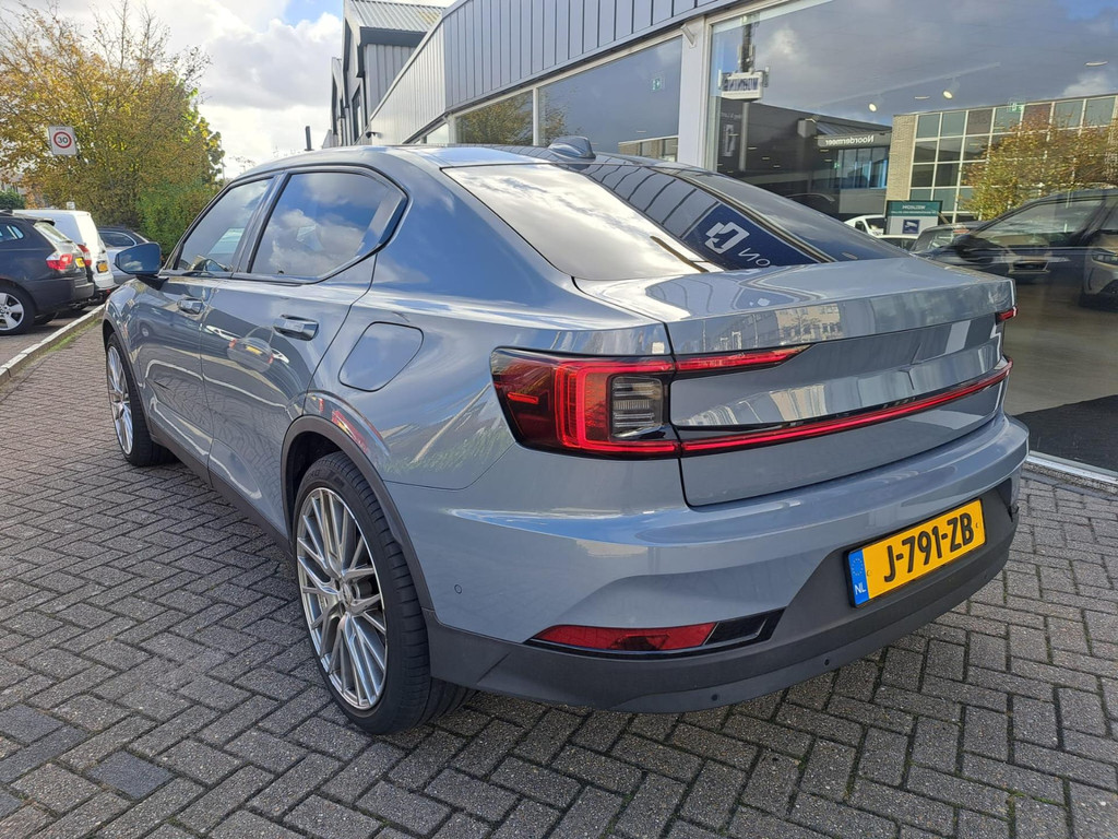 48652748-6.jpg